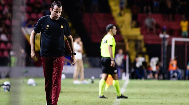 Técnico do Sport contesta viagem de ônibus para Salvador e se desentende com diretoria antes de enfrentar o Vitória