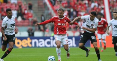 Na estreia de Carille, Vitória sofre gol no fim, perde para o Inter e volta ao Z-4 do Brasileirão