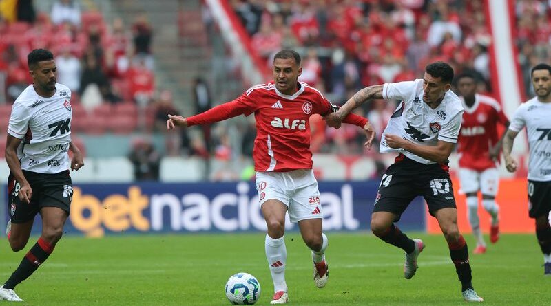 Na estreia de Carille, Vitória sofre gol no fim, perde para o Inter e volta ao Z-4 do Brasileirão