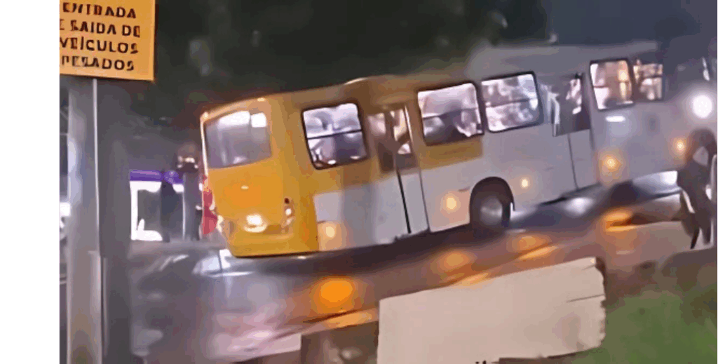 Ônibus lotado não aguenta subir ladeira em bairro de Salvador