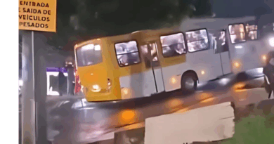 Ônibus lotado não aguenta subir ladeira em bairro de Salvador