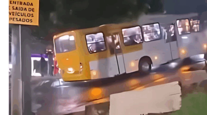 Ônibus lotado não aguenta subir ladeira em bairro de Salvador