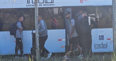 Após goleada histórica, delegação do Vitória desembarca em Salvador sob tensão e deixa aeroporto “pelos fundos”