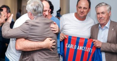 Rogério Ceni paparica Ancelotti com camisa personalizada na Fonte Nova