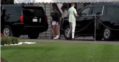 Trump aparece em público após boatos de sua morte viralizar nas redes sociais