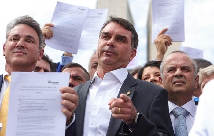 Oposição consegue assinaturas e protocola pedido de impeachment de Alexandre de Moraes