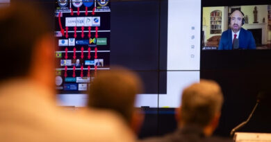 Ex-secretário de Trump acusa CIA de interferir nas eleições de 2022 do Brasil