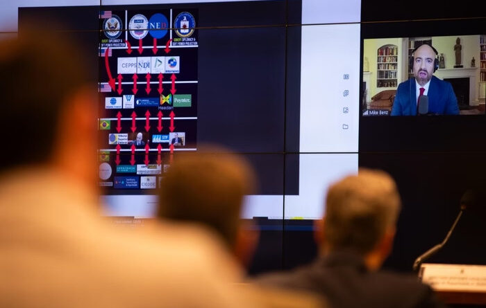 Ex-secretário de Trump acusa CIA de interferir nas eleições de 2022 do Brasil