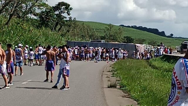 Ônibus com torcedores da Bamor capota em Pernambuco
