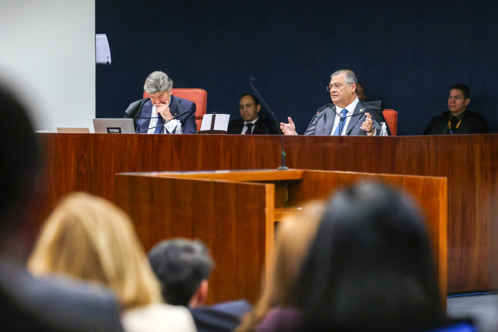 Com votos de Moraes e Dino, Bolsonaro fica a um passo de ser condenado pela acusação de golpe de Estado