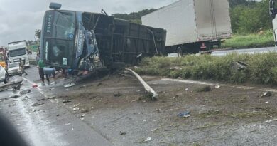 Ônibus da Cidade Sol tomba na BR-324, próximo à Feira de Santana