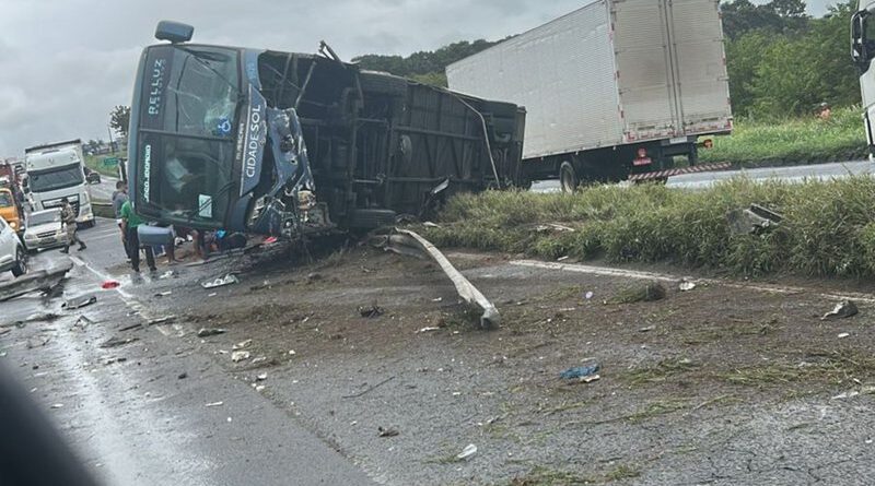 Ônibus da Cidade Sol tomba na BR-324, próximo à Feira de Santana