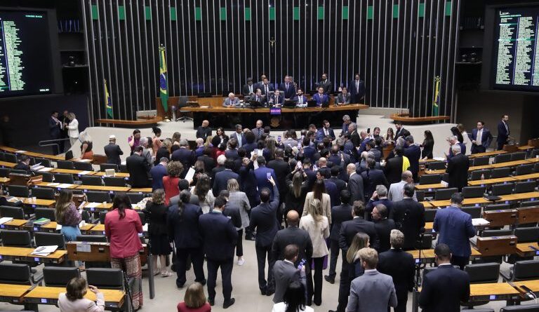 Câmara aprova regime de urgência para projeto sobre anistia