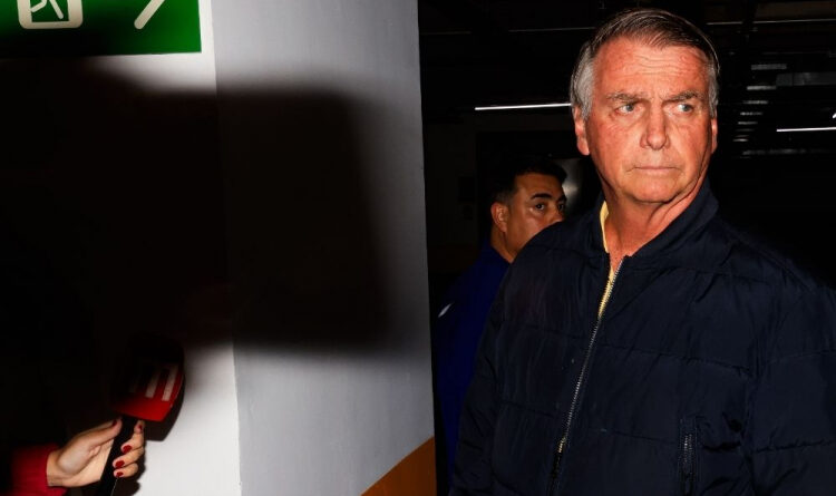 Bolsonaro acompanha de casa início do julgamento que pode colocá-lo na prisão