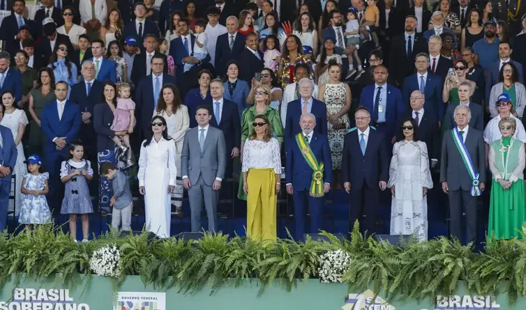 Lula participa de desfile do 7 de Setembro em Brasília