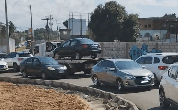 Obra de intervenção na região do Shopping Busca Vida é alvo de críticas de motoristas e usuários do transporte público