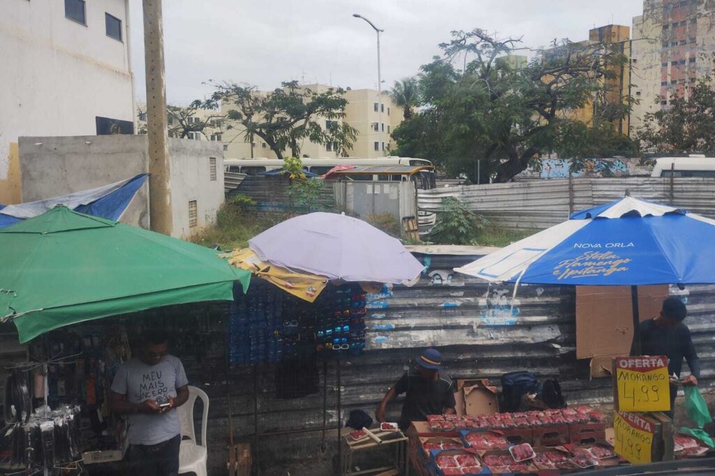 Revitalização da praça Beira Rio segue para a mais de dois anos e causa transtornos na mobilidade de Lauro de Freitas