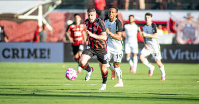 Com gol no fim e interferência do árbitro em lance em que a bola teria ultrapassado o travessão, Vitória perde para o Corinthians e segue no Z-4