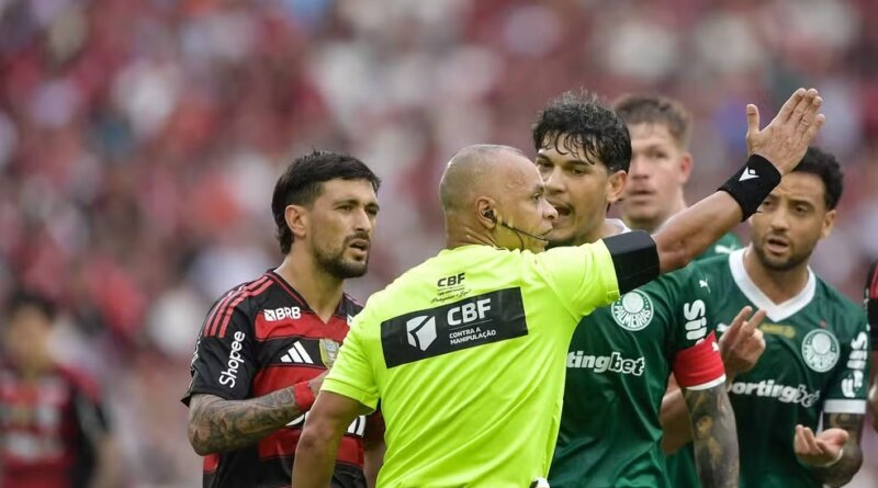 Tribunal da mordaça: STJD indicia dois atletas do Palmeiras por criticar árbitro Wilton Pereira Sampaio
