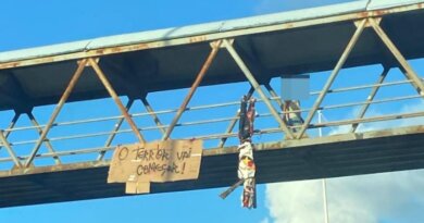 Na véspera do Ba-Vi, bonecos pendurados com camisa da TUI e frases de ameaças aparecem em passarela de Salvador