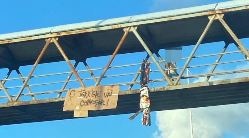 Na véspera do Ba-Vi, bonecos pendurados com camisa da TUI e frases de ameaças aparecem em passarela de Salvador