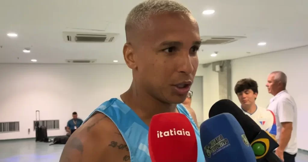Deyverson admite exagero após provocar torcida do Bahia com gesto de “sardinha” na Fonte Nova