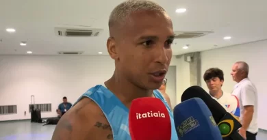 Deyverson admite exagero após provocar torcida do Bahia com gesto de “sardinha” na Fonte Nova