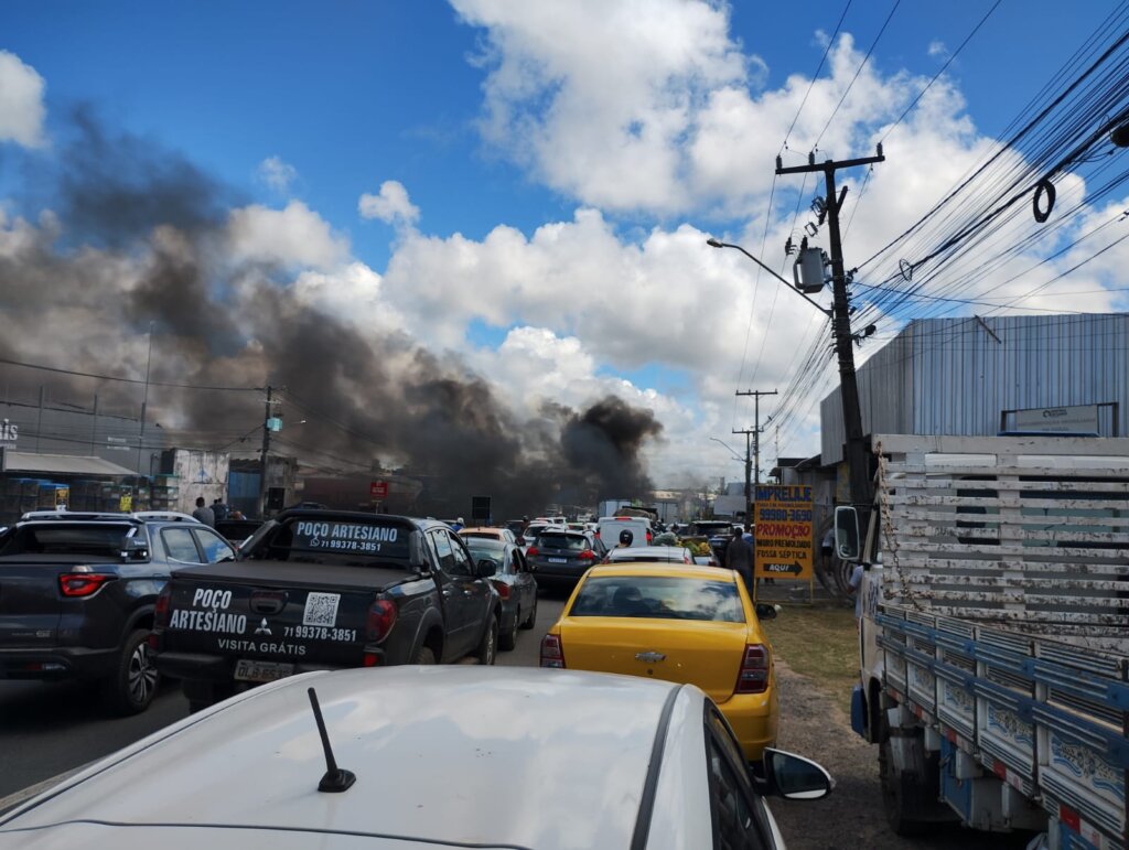Manifestantes fecham BA-099 em reação à ocupação irregular no Parque das Dunas de Abrantes