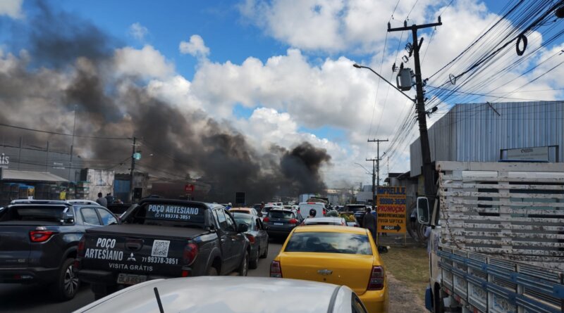 Manifestantes fecham BA-099 em reação à ocupação irregular no Parque das Dunas de Abrantes