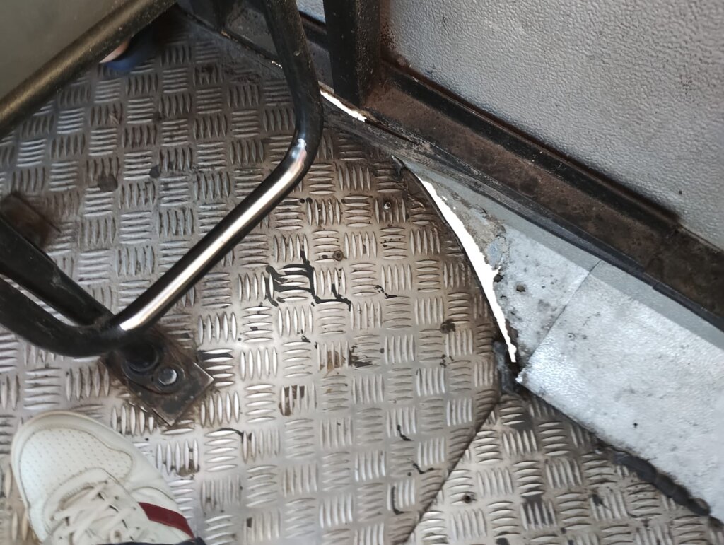 Passageiros denunciam ônibus com ferrugem exposta na linha Jauá/Terminal Aeroporto