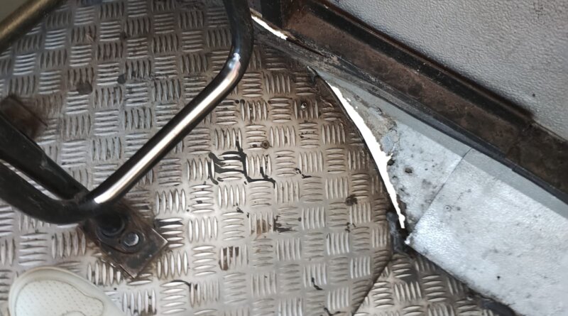 Passageiros denunciam ônibus com ferrugem exposta na linha Jauá/Terminal Aeroporto