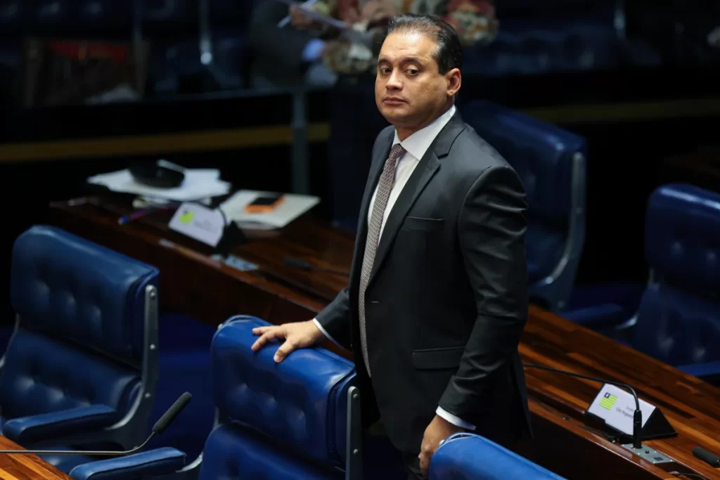 Vice-líder de Lula no Senado é alvo da PF em operação sobre a farra do INSS