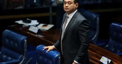 Vice-líder de Lula no Senado é alvo da PF em operação sobre a farra do INSS