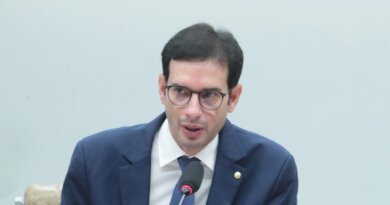 Flagra no plenário expõe cálculo eleitoral e oportunismo de Léo Prates sobre cassação de Glauber Braga