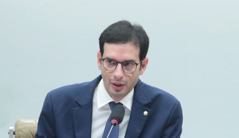 Flagra no plenário expõe cálculo eleitoral e oportunismo de Léo Prates sobre cassação de Glauber Braga