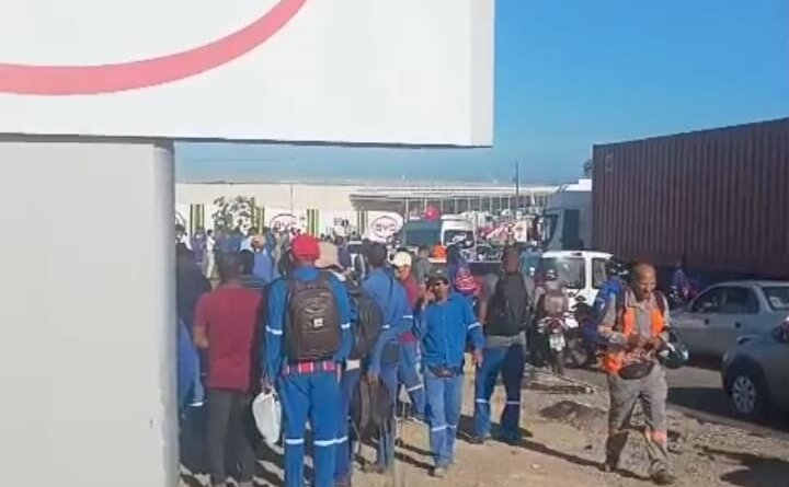 Trabalhadores da construção civil que trabalham na BYD bloqueiam acesso à empresa