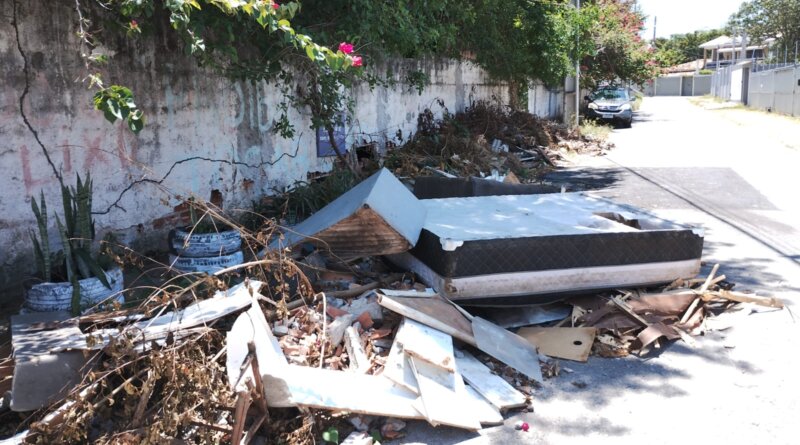 Moradores denunciam descarte irregular de lixo na Rua João da Mata em Vila de Abrantes