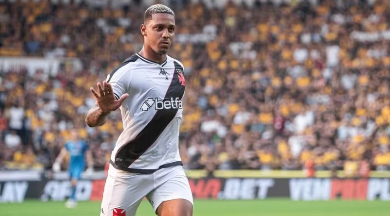 Vitória encerra novela e acerta retorno do atacante David