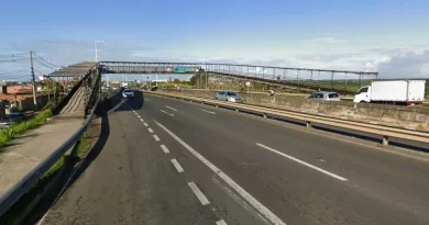 Com oito anos de improviso, passarela da Estrada do Coco é interditada