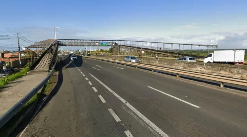 Com oito anos de improviso, passarela da Estrada do Coco é interditada