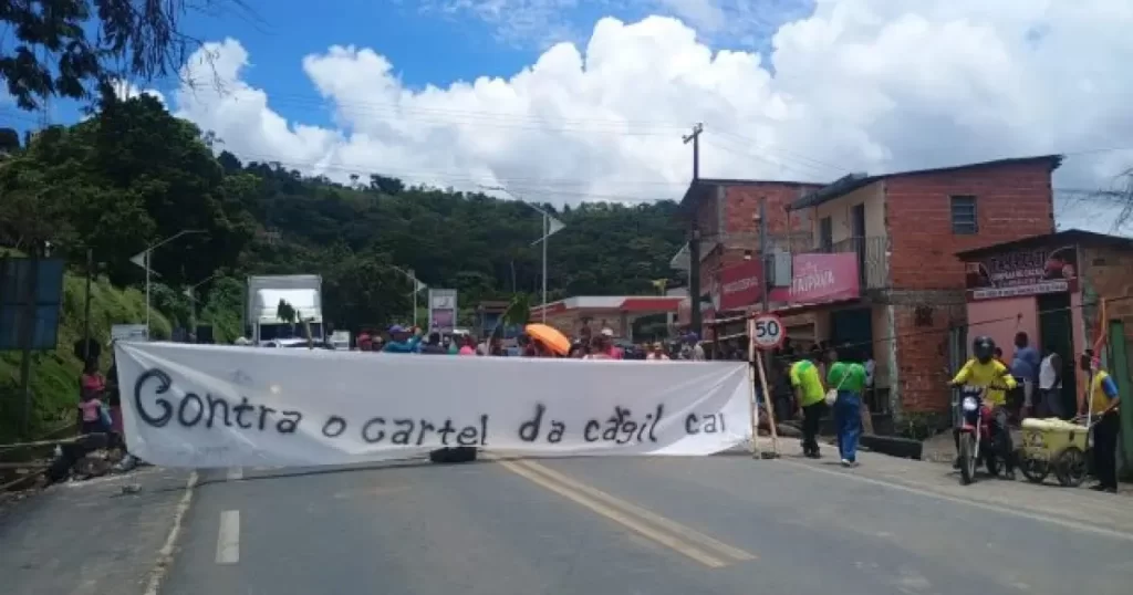 Cacauicultores voltam a interditar a BR-101 no Sul Bahia