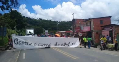 Cacauicultores voltam a interditar a BR-101 no Sul Bahia