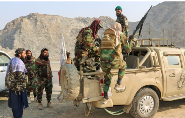 Paquistão bombardeia principais cidades do Afeganistão e declara “guerra aberta” contra governo Talibã