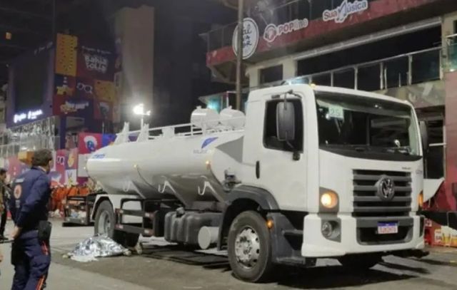 Estudante morre atropelada após tentar subir em caminhão de limpeza no circuito Barra-Ondina