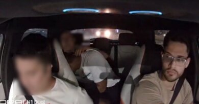 Dois gays praticam ato sexual em carro de aplicativo em Salvador; motorista é agredido após reclamar