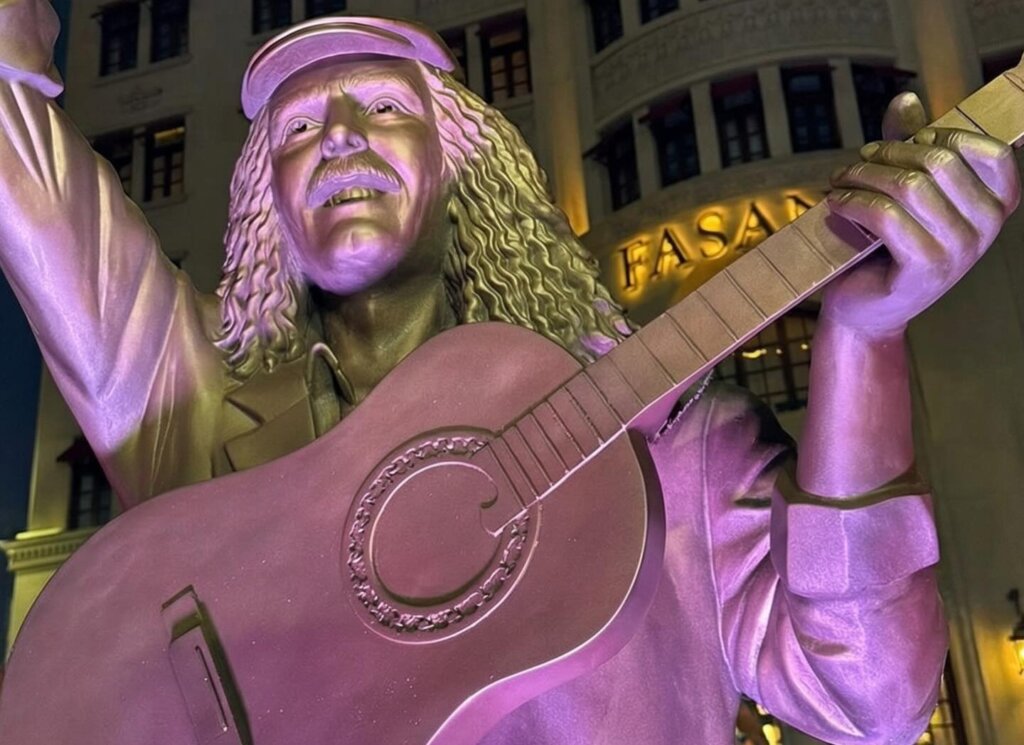 Estátua em homenagem a Moraes Moreira é inaugurada na Praça Castro Alves