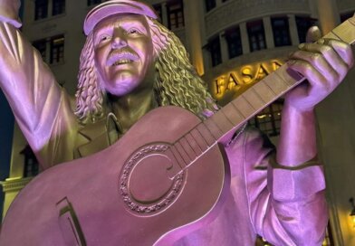 Estátua em homenagem a Moraes Moreira é inaugurada na Praça Castro Alves