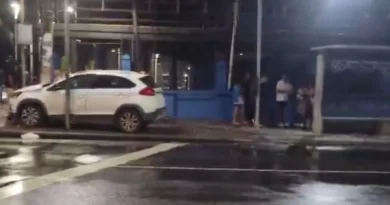 Carro invade ponto de ônibus na Barra e deixa cinco feridos 5