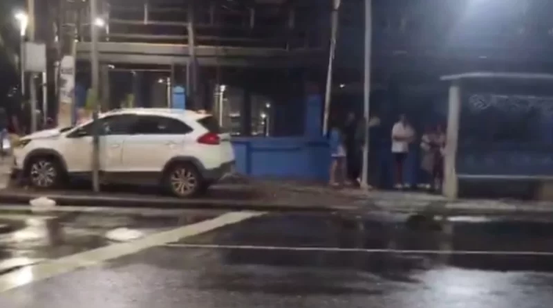 Carro invade ponto de ônibus na Barra e deixa cinco feridos 1