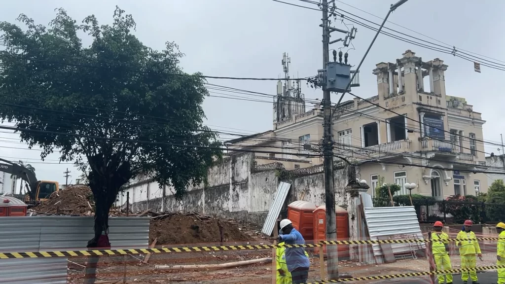 Obra de expansão do metrô de Salvador derruba dois casarões históricos no Campo Grande 1